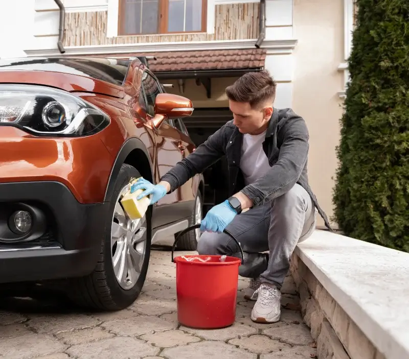 Lavage auto à domicile Saint-Michel-de-Bannières : professionnel intervenant sur un véhicule